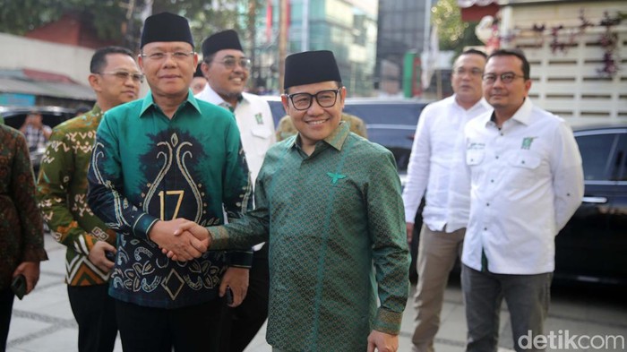 Tawa Lepas Plt Ketum PPP Mardiono dan Cak Imin Plt Ketum PPP Muhammad Mardiono beserta jajaran pengurus PPP menyambangi markas DPP PKB di Jakarta Pusat. Mereka bertemu Ketum PKB, Muhaimin Iskandar.
