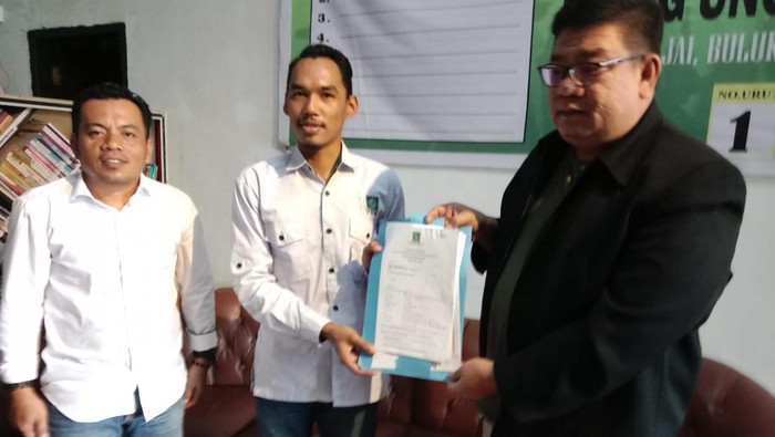 Tenaga ahli Gubernur Kalsel Samahuddin (kanan) saat mendaftar penjaringan Pilkada Bone lewat PKB.