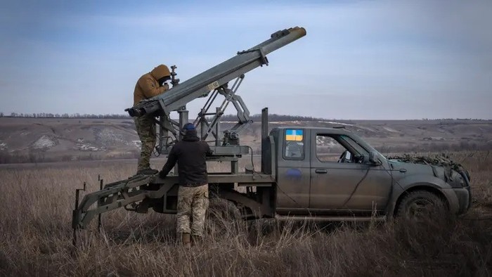 Ukrainian soldiers from The 56th Separate Motorized Infantry Mariupol Brigade prepare to fire a multiple launch rocket system based on a pickup truck towards Russian positions at the front line, near Bakhmut, Donetsk region, Ukraine, March 5, 2024. (File photo: AP)