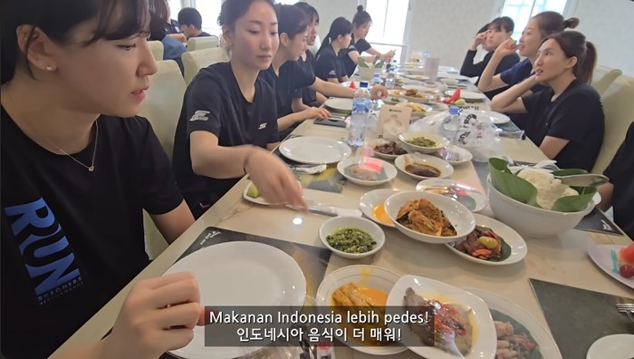 Tim Red Spark cicip nasi Padang untuk pertama kali