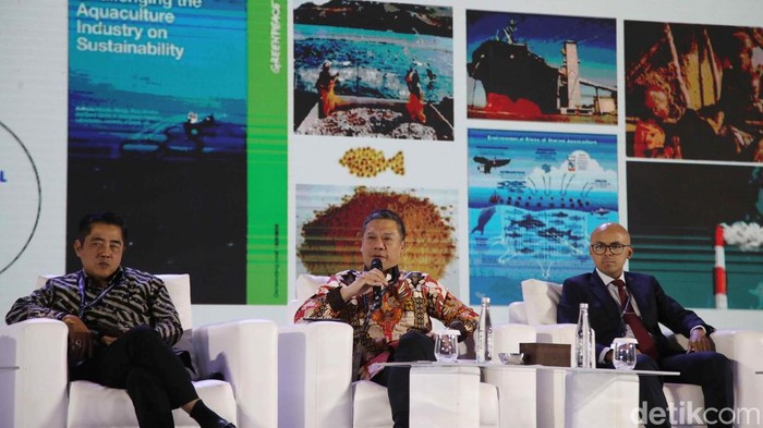 Deputi Bidang Koordinasi Sumber Daya Maritim Firman Hidayat, Direktur Kelautan dan Produk Perikanan Budi Sulistyo, Direktur Aquakulture dan Penangkapan Ikan Haeru Rahayu, Presiden Direktur PT Suri Tani Pemuka Ardi Budiono, Direktur Pengembangan Bisnis dan Kontrol ID Food, Advisor HIPILINDO Effendy Wong menyampaikan dan dari perwakilan Sea6 Energi Agus S Wiguna menyampaikan diskusi saat acara Indonesia Aquaculture Business Forum, Hotel, Rafles, Jakarta, Senin (29/4/2024).