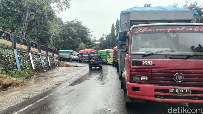 Truk mogok di Jalur Kappang.