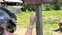 Ada satu plang lagi yang bertuliskan, Jangan ngaku ke Sumba kalo belum pernah ke Prai Ijing.