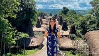 Jangan lewatkan juga mengabadikan keindahan desanya dengan menggunakan kain adat.