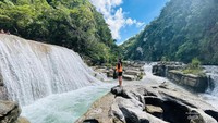 Aliran Air Terjun Tanggedu yang mengalir cukup deras dan berwarna putih bersih.