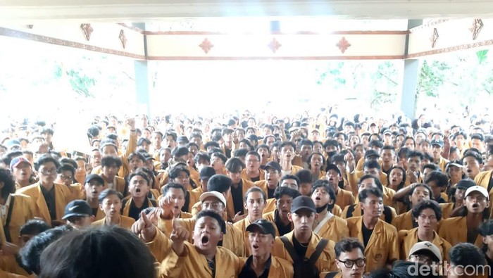 Mahasiswa Unsoed terlibat saling dorong dengan petugas keamanan saat menggelar aksi menolak kenaikan UKT di Gedung Rektorat Unsoed Purwokerto, Senin (29/4/2024).
