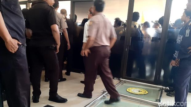 Mahasiswa Unsoed terlibat saling dorong dengan petugas keamanan saat menggelar aksi menolak kenaikan UKT di Gedung Rektorat Unsoed Purwokerto, Senin (29/4/2024).