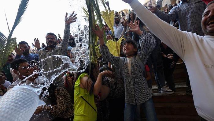 Umat ββKristen Ortodoks Padati Gereja Gua Batu Mesir Saat Misa Minggu Palma Coptic Orthodox Christians gather as they attend a Palm Sunday mass at the Samaan el-Kharaz Monastery in the Mokattam Mountain area of Cairo, Egypt, April 28, 2024. REUTERS/Amr Abdallah Dalsh