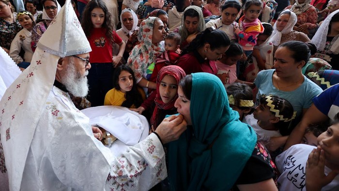 Umat ββKristen Ortodoks Padati Gereja Gua Batu Mesir Saat Misa Minggu Palma Coptic Orthodox Christians gather as they attend a Palm Sunday mass at the Samaan el-Kharaz Monastery in the Mokattam Mountain area of Cairo, Egypt, April 28, 2024. REUTERS/Amr Abdallah Dalsh