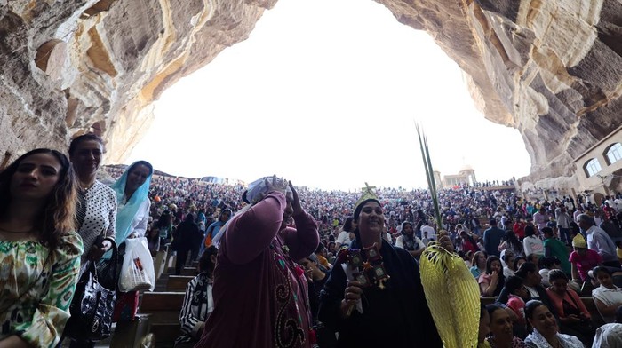 Umat ββKristen Ortodoks Padati Gereja Gua Batu Mesir Saat Misa Minggu Palma Coptic Orthodox Christians gather as they attend a Palm Sunday mass at the Samaan el-Kharaz Monastery in the Mokattam Mountain area of Cairo, Egypt, April 28, 2024. REUTERS/Amr Abdallah Dalsh