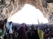 Umat Kristen Ortodoks Padati Gereja Gua Batu Mesir Saat Misa Minggu Palma