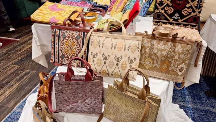 UMKM Binaan Kadin Go International WovLea Bags Indonesia, UKM binaan Kadin Pusat yang memproduksi tas handmade multifungsi mengikuti beragam pameran yang diselanggarkan Kamar Dagang dan Industri (Kadin) Indonesia dan ASEAN-BAC untuk mempromosikan dan mempopulerkan pelaku UKM Indonesia memperluas peluang dan pasar ke luar negeri.