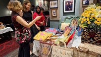 Pemilik brand WovLea, Lisa Zen Purba sekaligus Wakomptap Mitra Usaha Perempuan KADIN Indonesia bersama perwakilan kedutaan besar Perancis di booth WovLea.