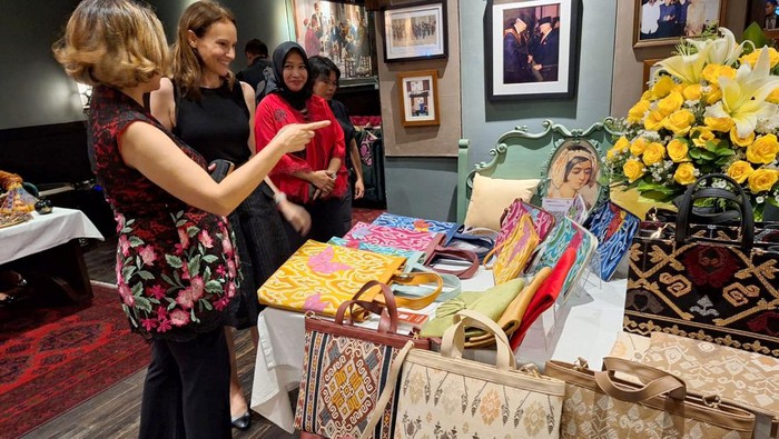 UMKM Binaan Kadin Go International WovLea Bags Indonesia, UKM binaan Kadin Pusat yang memproduksi tas handmade multifungsi mengikuti beragam pameran yang diselanggarkan Kamar Dagang dan Industri (Kadin) Indonesia dan ASEAN-BAC untuk mempromosikan dan mempopulerkan pelaku UKM Indonesia memperluas peluang dan pasar ke luar negeri.
