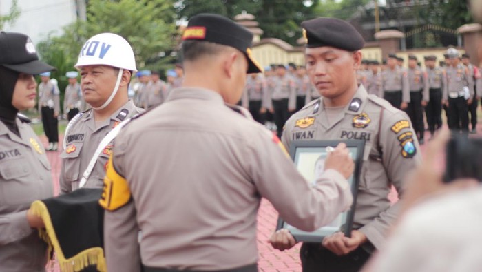Upacara PTDH di Polres Sumenep terhadap anggotanya nikah lagi