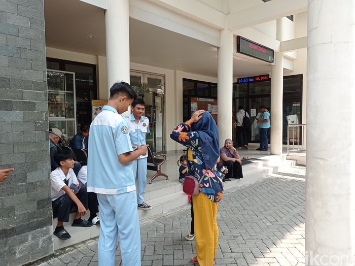 Warga sedang mengurus KTP Depok di Kantor Dukcapil Kecamatan Beji, Senin (29/4/2024). (Taufiq Syarifudin/detikcom)
