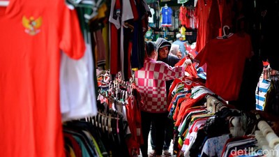 Potret Warga Surabaya Berburu Jersei Indonesia Jelang Nobar Timnas U-23