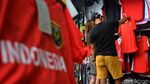 Potret Warga Surabaya Berburu Jersei Indonesia Jelang Nobar Timnas U-23