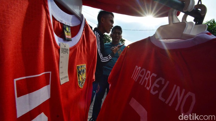 Warga Surabaya berburu pernak-pernik timnas