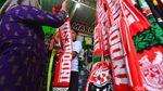 Potret Warga Surabaya Berburu Jersei Indonesia Jelang Nobar Timnas U-23