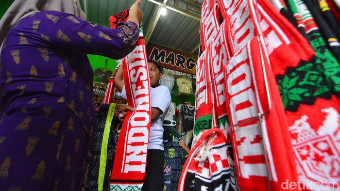 Warga Surabaya berburu pernak-pernik timnas
