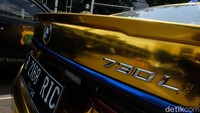 Mobil itu bernomor polisi B-2168-RIC.