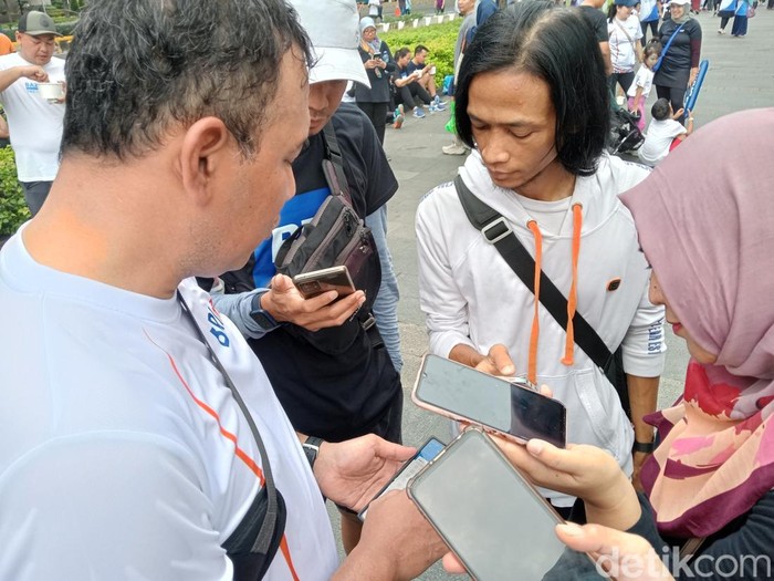 Yodi Herzaman Regional CEO Jakarta 1 PT Bank Rakyat Indonesia (Persero) Tbk (BRI) saat menunjukkan fitur-fitur baru BRImo kepada wartawan
