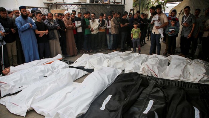 22 Orang Tewas dalam Serangan Terbaru Israel ke Rafah Mourners react during the funeral of Palestinians killed in Israeli strikes, amid the ongoing conflict between Israel and the Palestinian Islamist group Hamas, in Rafah, in the southern Gaza Strip, April 29, 2024. REUTERS/Hatem Khaled
