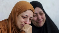Tampak air mata terus mengalir dari wanita Palestina.