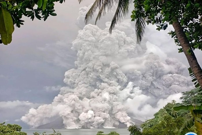 Abu vulkanik dan awan panas menyebar ke segala arah akibat aktivitas erupsi yang terjadi di Gunung Ruang yang terletak di Kabupaten Kepulauan Sitaro, Sulawesi Utara, Selasa (30/4/2024). (ANTARA/HO-PVMBG)