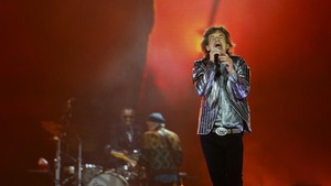 Band ini menarik orang-orang dari segala usia ke stadion, dengan sebagian besar penonton berusia di atas 60 tahun. 18 lagu yang diputar selama 2 jam termasuk campuran lagu klasik dan tiga dari rekaman terbaru Hackney Diamonds, album pertama Stones dengan materi asli sejak tahun 2005 dan rekaman pertama sejak kematian drummer Charlie Watts pada tahun 2021.