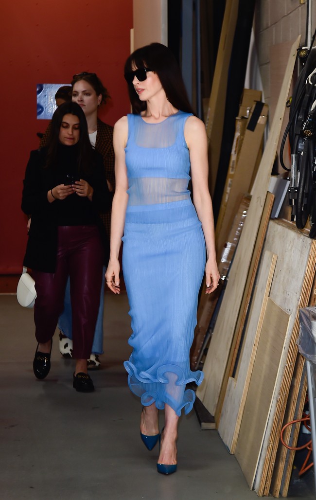 Terusan keluaran jenama Amerika Serikat Simkhai itu hadir dalam siluet yang mempertegas lekuk tubuh Anne. Sementara itu, aksen menerawang yang mengekspos bra senada semakin mempertegas kesan seksinya. (Foto: MediaPunch/Bauer-Griffin/GC Images)