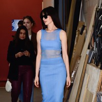 Terusan keluaran jenama Amerika Serikat Simkhai itu hadir dalam siluet yang mempertegas lekuk tubuh Anne. Sementara itu, aksen menerawang yang mengekspos bra senada semakin mempertegas kesan seksinya. (Foto: MediaPunch/Bauer-Griffin/GC Images)