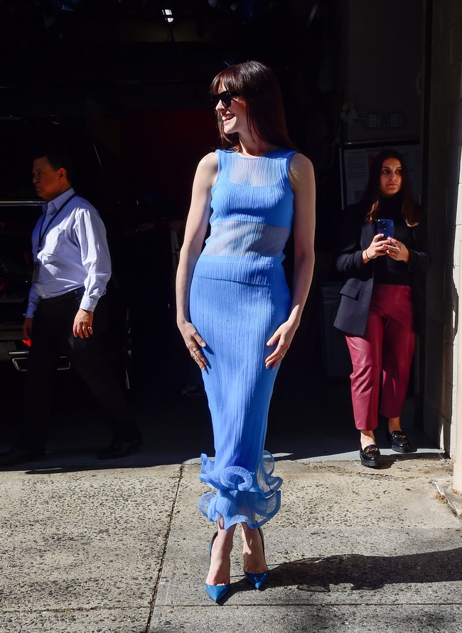 Sulit untuk membantah betapa stylish Anne dalam look ini. Kira-kira sajian apalagi yang akan Anne berikan berikutnya? (Foto: MediaPunch/Bauer-Griffin/GC Images)