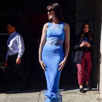 Sulit untuk membantah betapa stylish Anne dalam look ini. Kira-kira sajian apalagi yang akan Anne berikan berikutnya? (Foto: MediaPunch/Bauer-Griffin/GC Images)