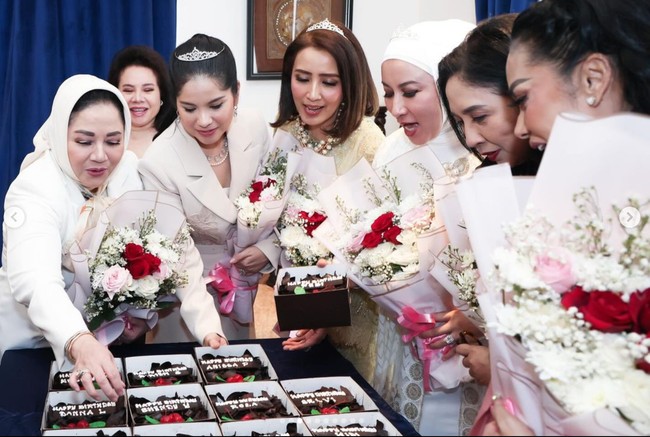 Para anggota geng terlihat mendapat kue ulang tahun dengan tulisan nama mereka masing-masing. Tak hanya kue ulang tahun, masing-masing anggota juga mendapat buket bunga. Foto: Instagram/@annisayudhoyono