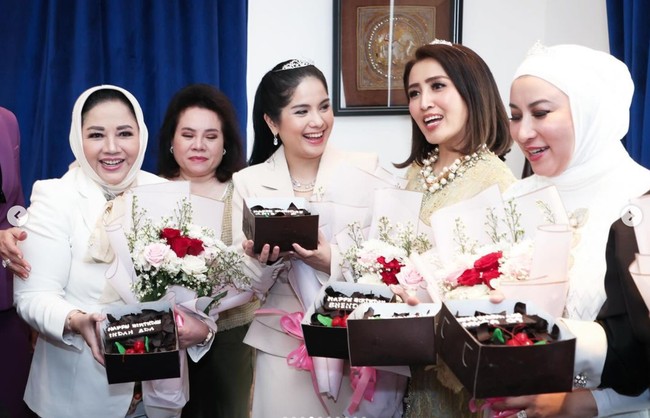 Annisa Pohan bersama beberapa anggota geng lain tampak mengenakan mahkota kecil di kepalanya. Miss Lovelies with our crowns and hand bouquet flowers. Because in our Lovely circle, “we fix each other’s crowns”! That’s the key of success, tulis Annisa dalam keterangan unggahannya. Foto: Instagram/@annisayudhoyono