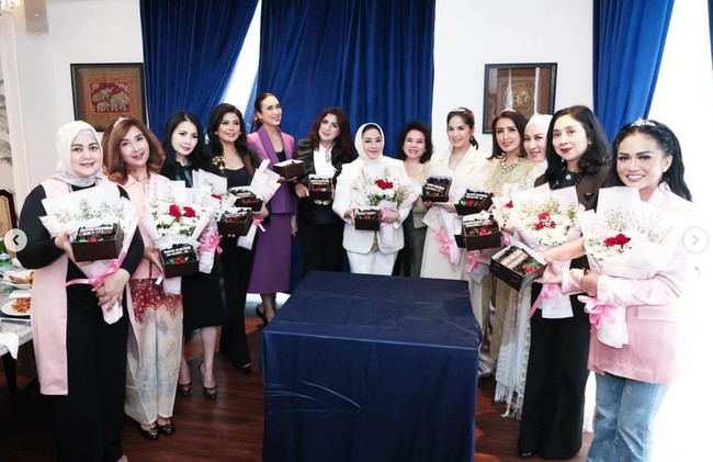 Di acara yang tampak seperti perayaan ulang tahun itu para anggotanya kompak mengenakan pakaian rapih layaknya lady boss. Foto: Instagram/@annisayudhoyono