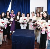 Di acara yang tampak seperti perayaan ulang tahun itu para anggotanya kompak mengenakan pakaian rapih layaknya lady boss. Foto: Instagram/@annisayudhoyono