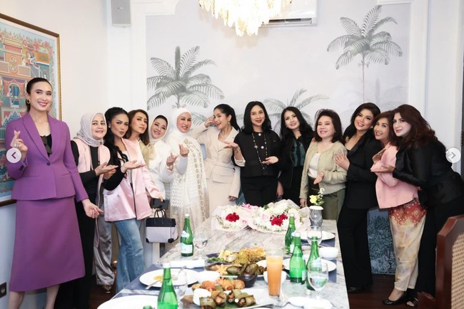 Acara tersebut juga diisi dengan makan-makan bersama. Terdiri dari wanita-wanita yang dikenal bergelimang harta, acara tersebut tampak mewah dan eksklusif. Foto: Instagram/@annisayudhoyono