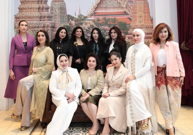 Annisa Pohan sendiri memilih mengenakan setelan blazer berwarna krem. Penampilan istri Agus Yudhoyono itu makin memukau dengan pulasan makeup simpel dan rambut yang diikat satu ke atas. Foto: Instagram/@annisayudhoyono