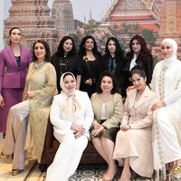 Annisa Pohan sendiri memilih mengenakan setelan blazer berwarna krem. Penampilan istri Agus Yudhoyono itu makin memukau dengan pulasan makeup simpel dan rambut yang diikat satu ke atas. Foto: Instagram/@annisayudhoyono