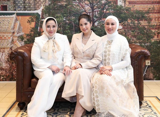Tak sedikit yang memuji penampilan Annisa saat kumpul bareng geng sosialitanya tersebut. cantik banget kk, komentar salah seorang netizen. Masyaallahhh auranya cantik bgt, tambah netizen lain. Foto: Instagram/@annisayudhoyono