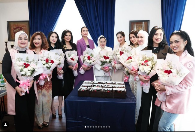 Melalui akun Instagram pribadinya Annisa Pohan membagikan momen saat dirinya berkumpul bersama geng sosialita. Dalam foto tersebut terlihat Diva Krisdayanti hingga Liliana Tanoesoedibjo ikut berkumpul bersama. Foto: Instagram/@annisayudhoyono