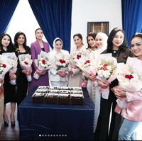 Melalui akun Instagram pribadinya Annisa Pohan membagikan momen saat dirinya berkumpul bersama geng sosialita. Dalam foto tersebut terlihat Diva Krisdayanti hingga Liliana Tanoesoedibjo ikut berkumpul bersama. Foto: Instagram/@annisayudhoyono