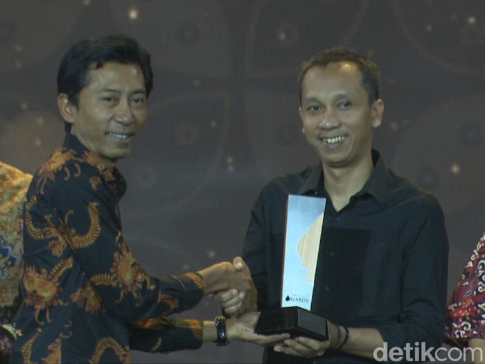 Arfian Fuadi (38) pendiri Dtech-Engineering menerima penghargaan detikjateng-jogja awards.Penghargaan diberikan oleh Manajer Regional detikcom, Triono Wahyu Sudibyo  di Pandanaran Grand Ballroom Padma Hotel, Semarang, Selasa (30/4/2024).