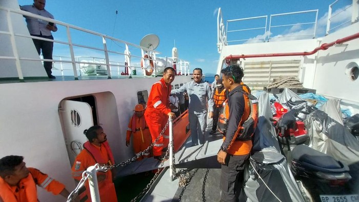 Bakamla Evakuasi 10 ABK Kapal Tanzania yang Terbakar di Perairan Pulau Timor