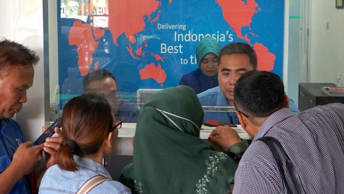 Calon penumpang menunggu kejelasan jadwal penerbangan di Bandara Djalaluddin, Kabupaten Gorontalo, Gorontalo, Selasa (30/4/2024). Bandara Djalaluddin Gorontalo ditutup sementara sejak pukul 10.00 WITA hingga pukul 16.00 WITA karena terdampak abu vulkanik Gunung Ruang, Sulawesi Utara. ANTARA FOTO/Adiwinata Solihin/Spt.