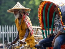 Bangladesh Dilanda Gelombang Panas, Warga Pakai Penutup Kepala