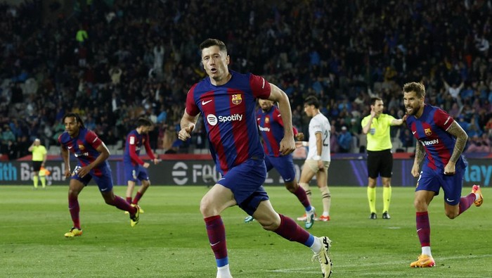 Soccer Football - LaLiga - FC Barcelona v Valencia - Estadi Olimpic Lluis Companys, Barcelona, Spain - April 29, 2024 FC Barcelonas Robert Lewandowski celebrates scoring their third goal REUTERS/Albert Gea